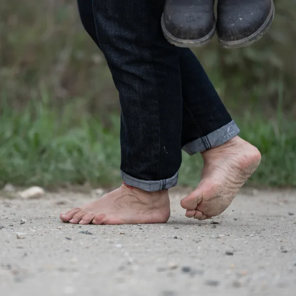 camminare a piedi nudi in un team building outdoor