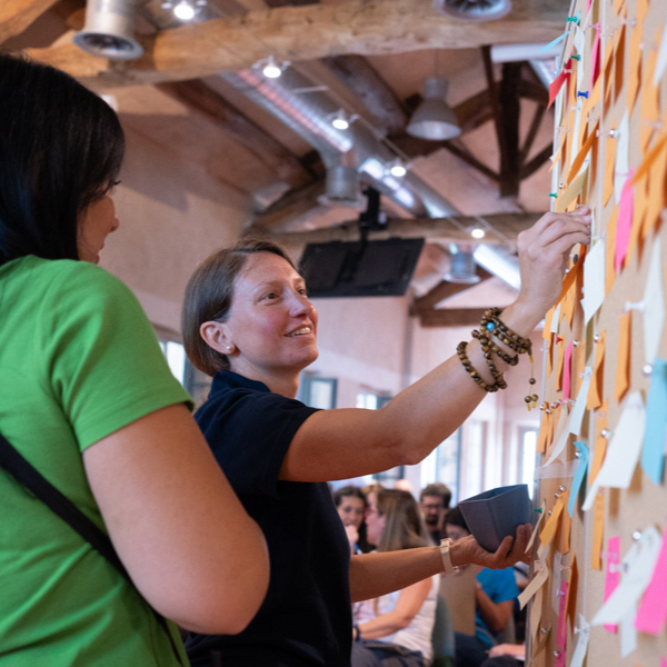 creatività durante un team building in natura