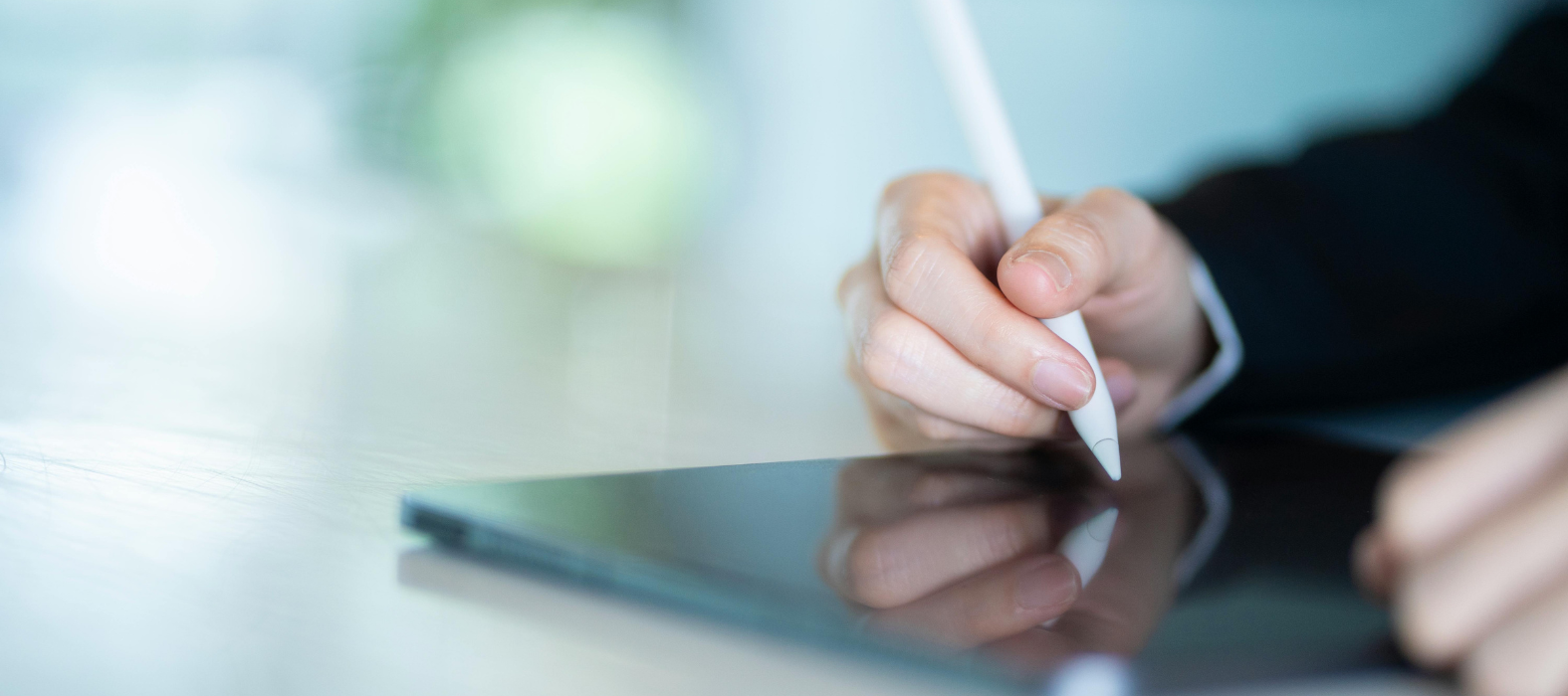 Uomo scrive su un device elettronico
